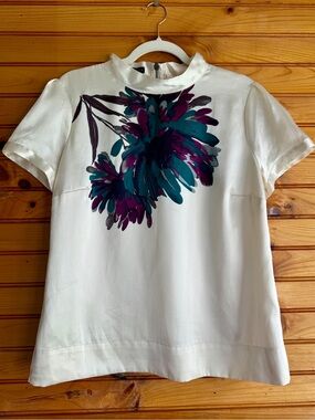 Apostrophe Floral Graphic Satin Blouse Mock Neck Short Sleeve Ivory Purple Large